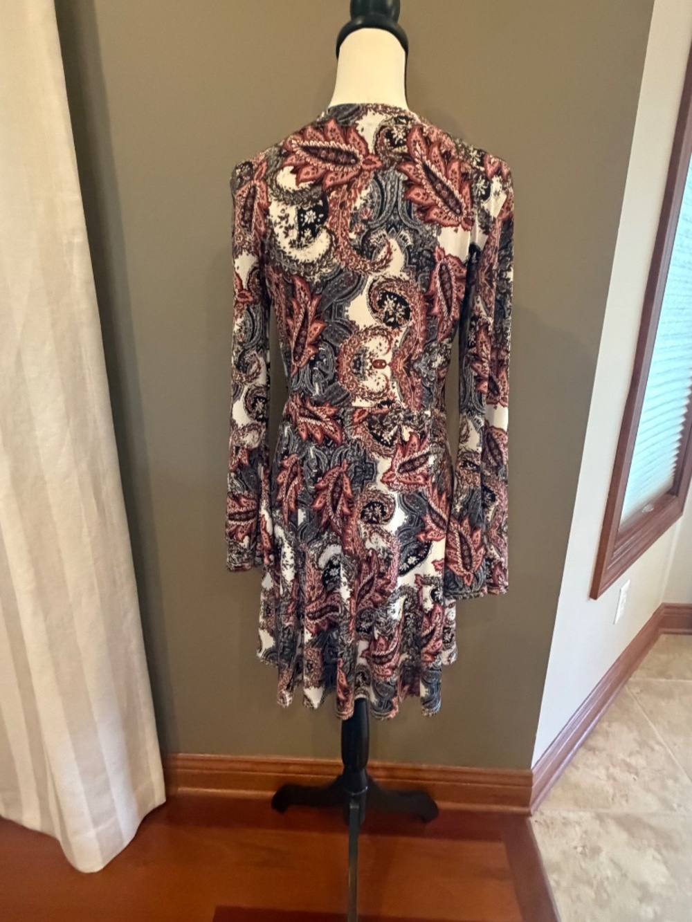 Venus Boho Paisley Print Floral Bell Sleeve lace up V-Neck, Festival Size Medium - Picture 4 of 11
